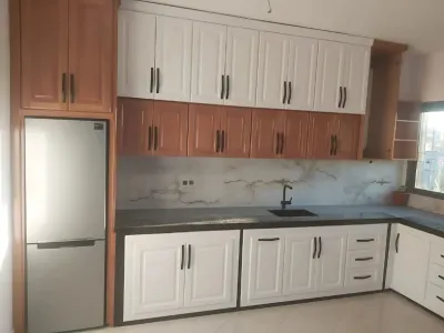 Cuisine en bois sur mesure créée par expert menuisier traditionnel a Tanger