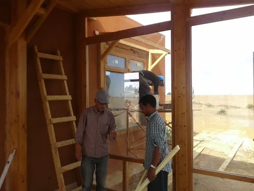 Hadi Bakhat et son équipe construisant une véranda en bois - maîtres artisans au travail au Maroc